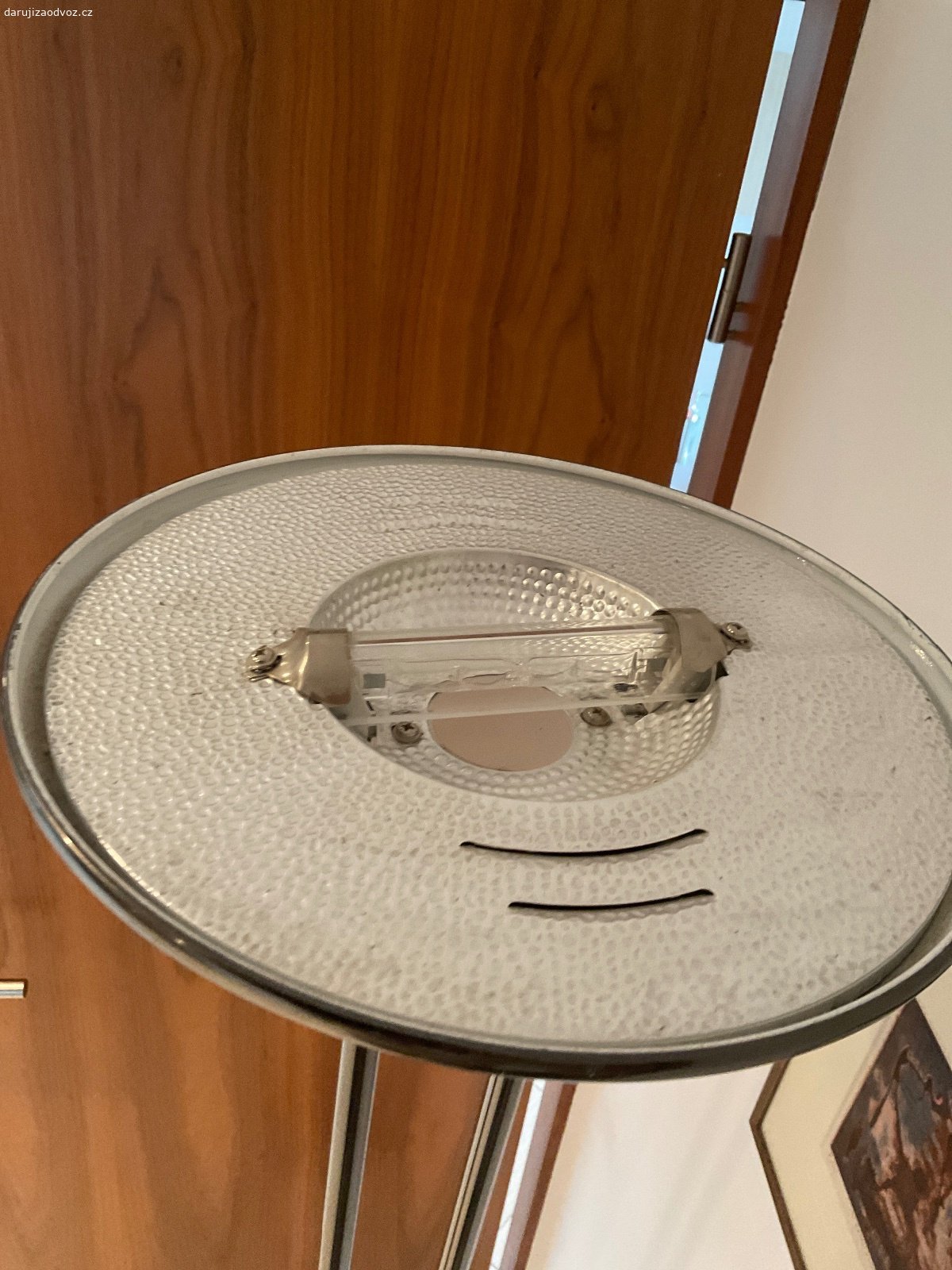 DARUJI SVĚTLO - LAMPU 185 CM funkční. funkční stojací lampa, bodovka a nahoře halogen .
Horní halogen je nutno koupit, ale jinak lampa je plně funkční, daruji  že se mi nelíbí