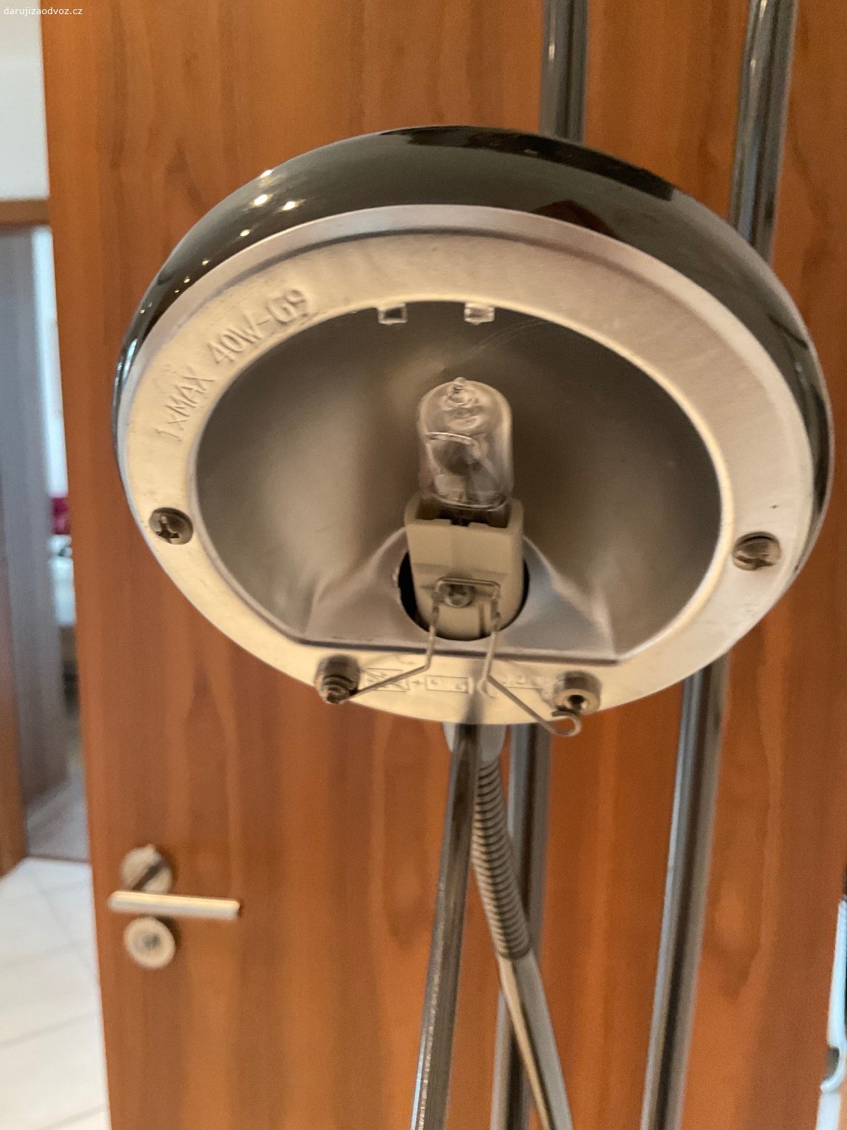DARUJI SVĚTLO - LAMPU 185 CM funkční. funkční stojací lampa, bodovka a nahoře halogen .
Horní halogen je nutno koupit, ale jinak lampa je plně funkční, daruji  že se mi nelíbí