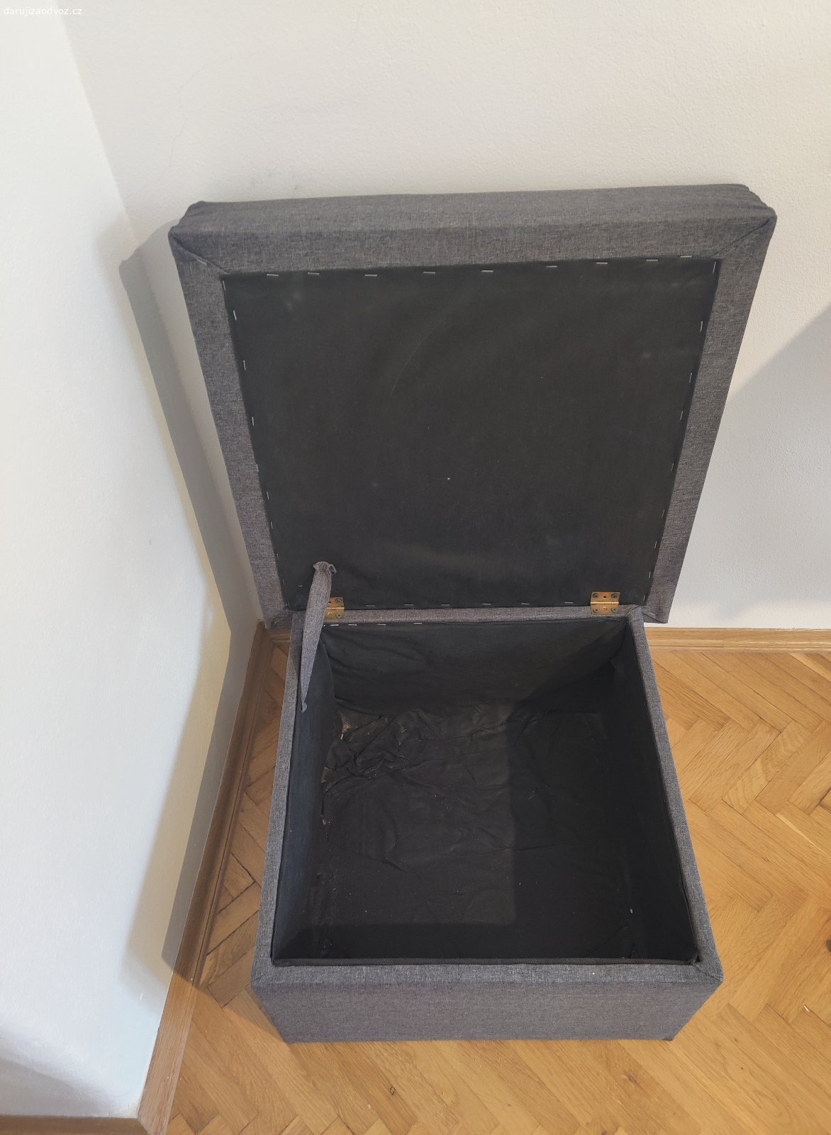 Daruji taburet s úložným prostorem. Daruji šedý taburet s úložným prostorem. Rozměry sedáku jsou 60x60 cm, rozměry podstavy 50x50 cm. 
V případě zájmu pište SMS nebo e-mail.