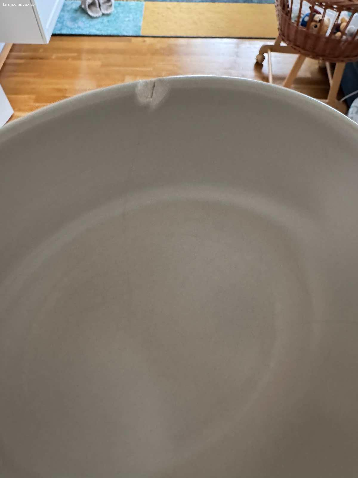 Daruji talíře. Daruji ikea talíře hluboké i mělké, dezertní. Pár z nich je lehce otlučenýh viz foto