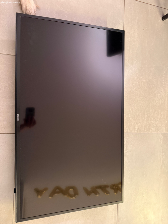 Daruji televizi Samsung k zaveseni na zed