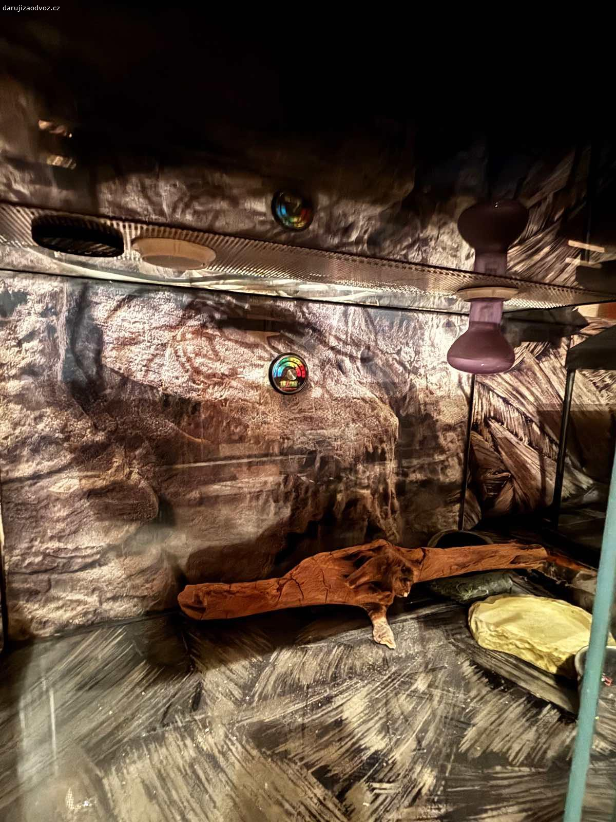Daruji terarium. Daruji terárium, sice polepené, ale ještě určitě někomu udělá radost. :) možnost pro dvě žárovky a zářivku.