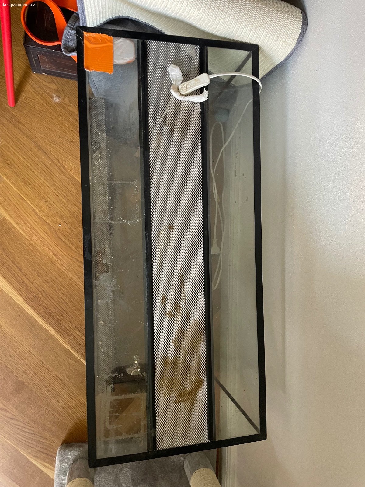 Daruji Terrarium. Daruji terárium. Několik let sloužilo jako domov pro želvu. 

Součástí je i lampa. 
Na několika místech je prasklé, ale celkově je stále ve velmi dobrém stavu – zbavujeme se ho, protože jsme si pořídili větší terárium. 

Rozměry: šířka 80,5 – výška 40,5 – hloubka 35,5