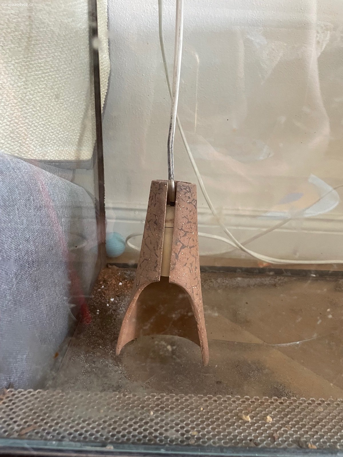 Daruji Terrarium. Daruji terárium. Několik let sloužilo jako domov pro želvu. 

Součástí je i lampa. 
Na několika místech je prasklé, ale celkově je stále ve velmi dobrém stavu – zbavujeme se ho, protože jsme si pořídili větší terárium. 

Rozměry: šířka 80,5 – výška 40,5 – hloubka 35,5