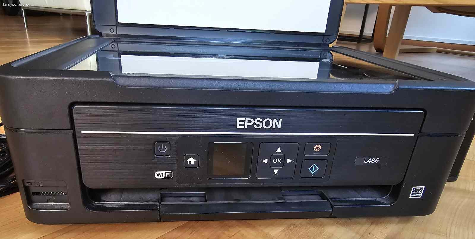 Daruji tiskárnu se skenerem EPSON L486. Daruji tiskárnu se skenerem Epson 486, jde o tiskárnu takzvaně tankovou, tedy s velkými zásobníky barvy. České menu na displeji. Tiskárnu bude třeba rozhodit, už dlouho jsem na ní netisknuul, skener je plně funkční. Software je dostupný v tehnciké podpoře Epsonu - https://www.epson.cz/cs_CZ/support/sc/epson-l486/s/s1499. Nejlepší by byl odvoz dnes nebo zítra večer.