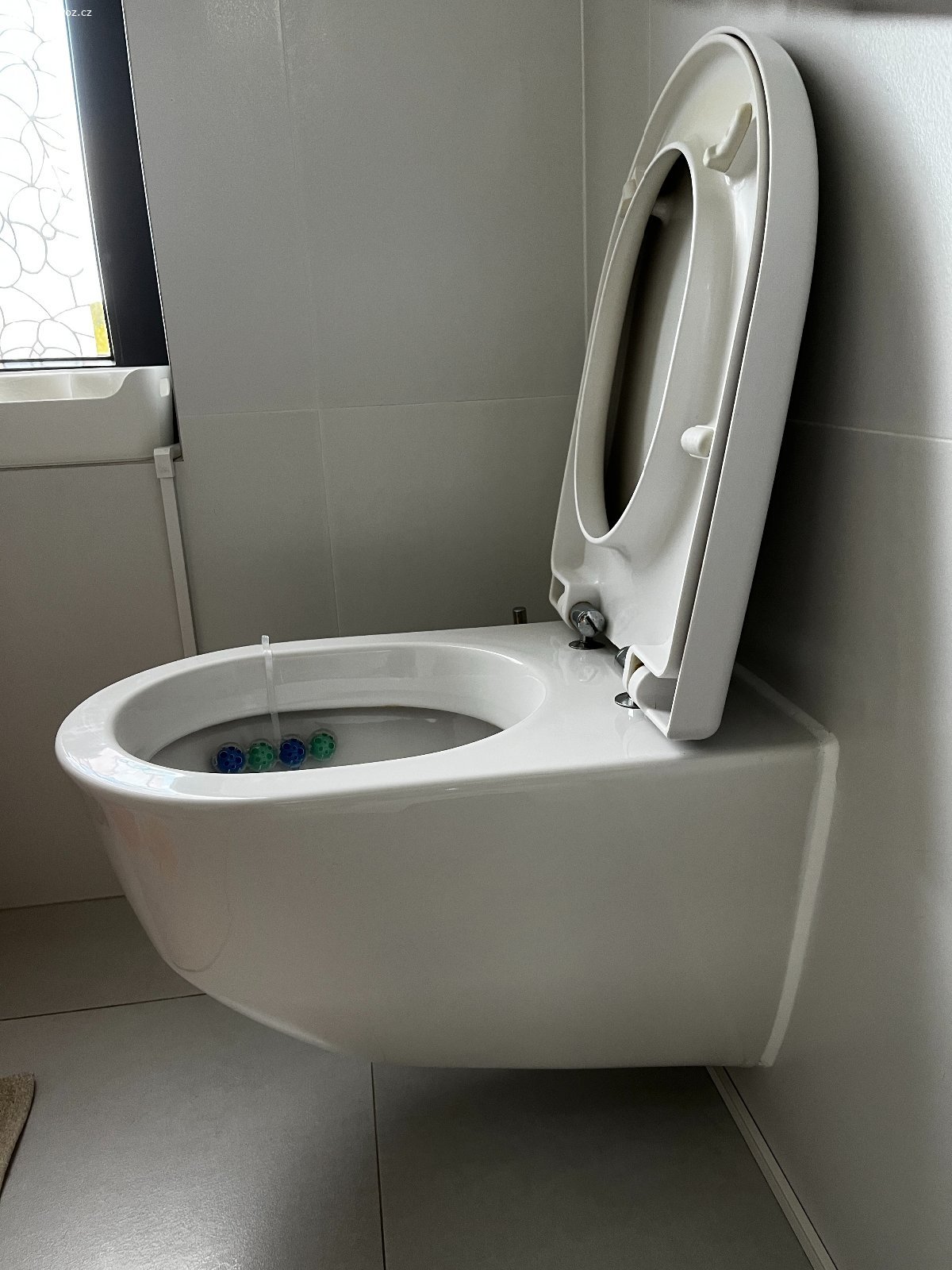 Daruji toaletní mísu. Daruji toaletní mísu, délka 53 cm, v dobrém stavu.