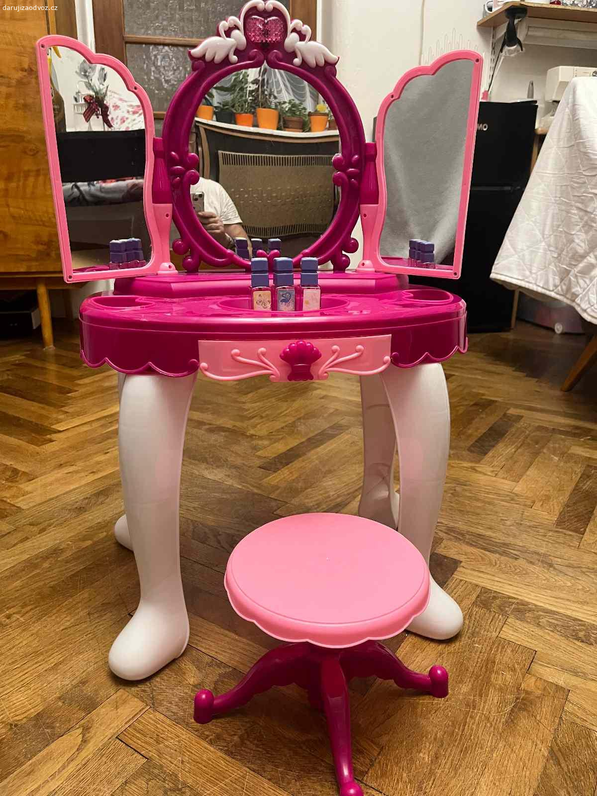 Toaletní stoleček pro malou slečnu. Plastový toaletní stoleček v hezkém stavu. Srdíčko a světýlka na dvířkách blikají. Zájemci mohu případně zaslat video. Stoleček je rozkládací. Vyměním za Kinder vajíčko pro vnučku.
