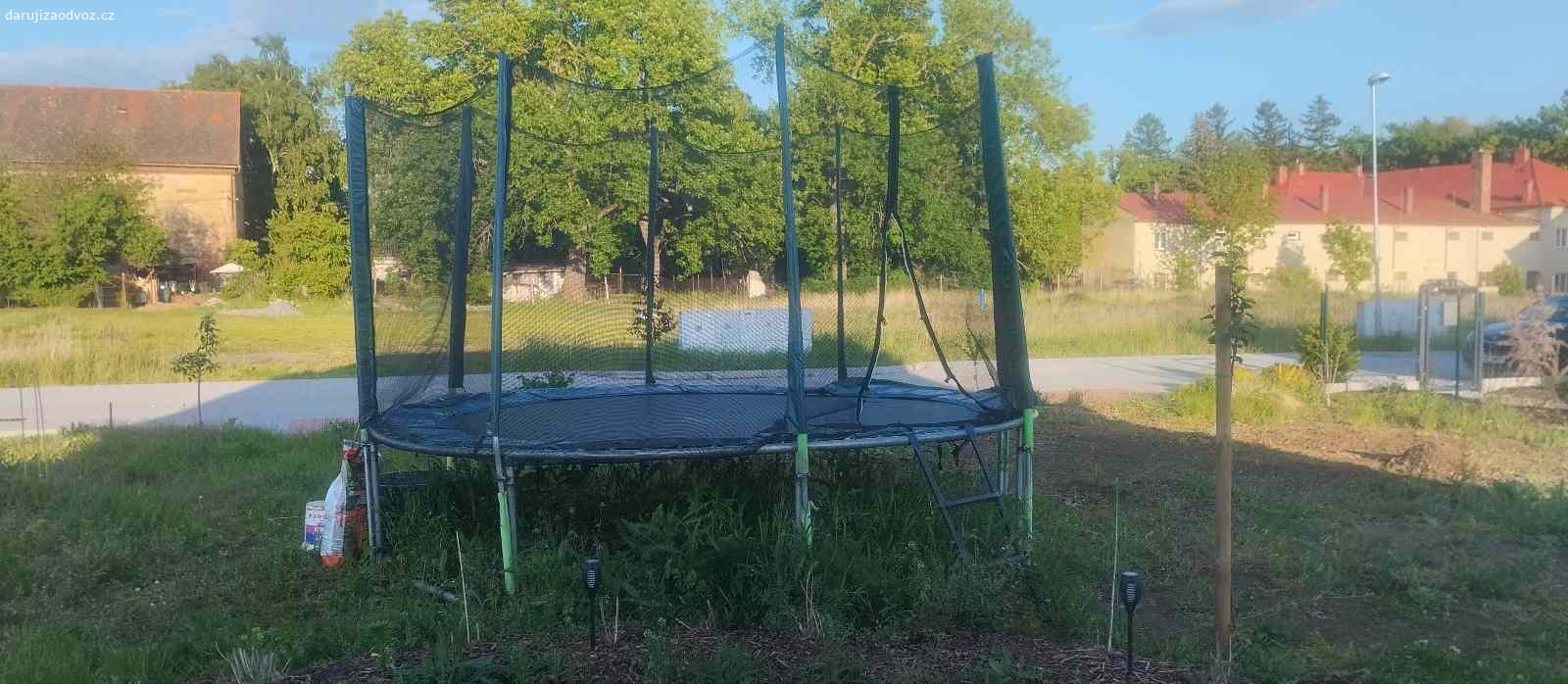 Daruji trampolínu.. Průměr 3,5m. To nejlepší už má za sebou. Odrazová plocha je roztržená a chybí jedna pružina. Stačí ale koupit novou odrazovou plochu a ještě hodně poslouží