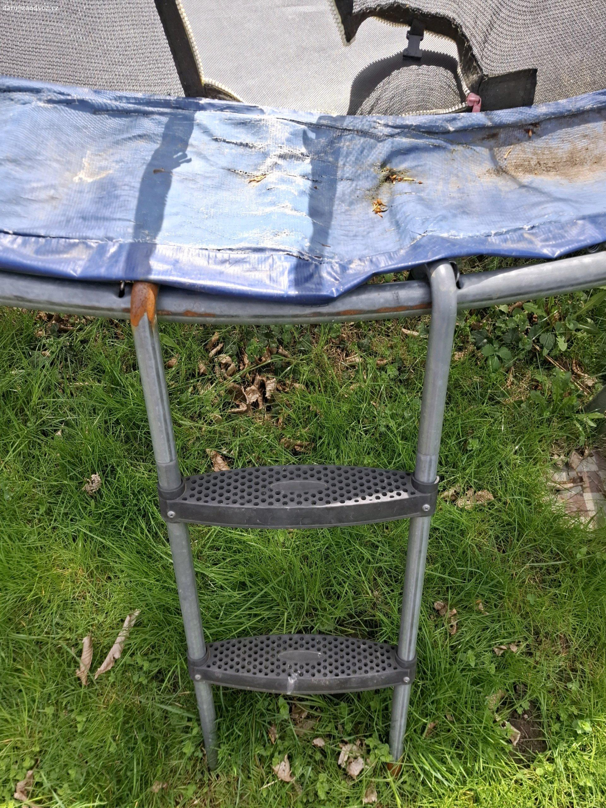 Daruji trampolínu. daruji trampolínu za odvoz, na jedné straně urvané pásky (pružinky nechybí), ale nic co by se nedalo opravit viz fotky na posouzení, jinak funkční po zimě jen vypadá špinavá, daruji z důvodu nevyužití