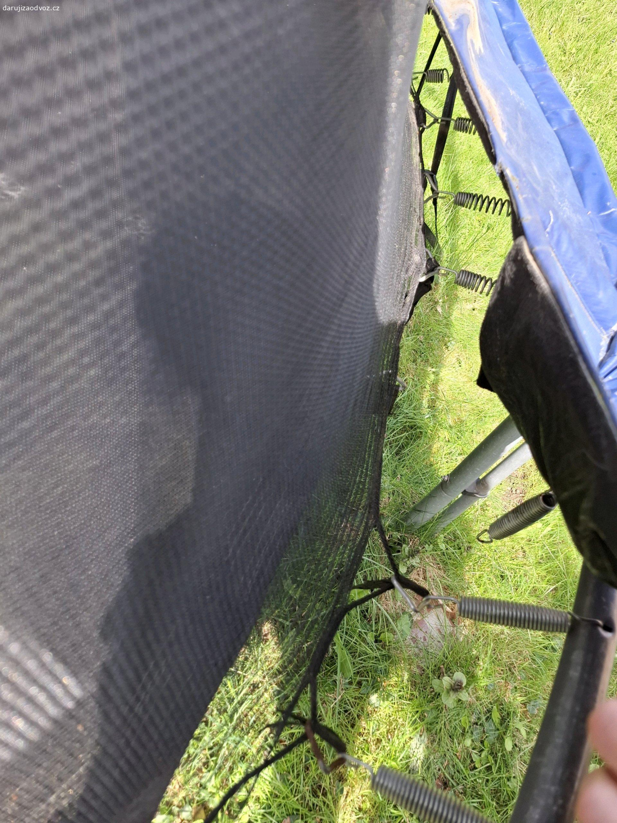 Daruji trampolínu. daruji trampolínu za odvoz, na jedné straně urvané pásky (pružinky nechybí), ale nic co by se nedalo opravit viz fotky na posouzení, jinak funkční po zimě jen vypadá špinavá, daruji z důvodu nevyužití