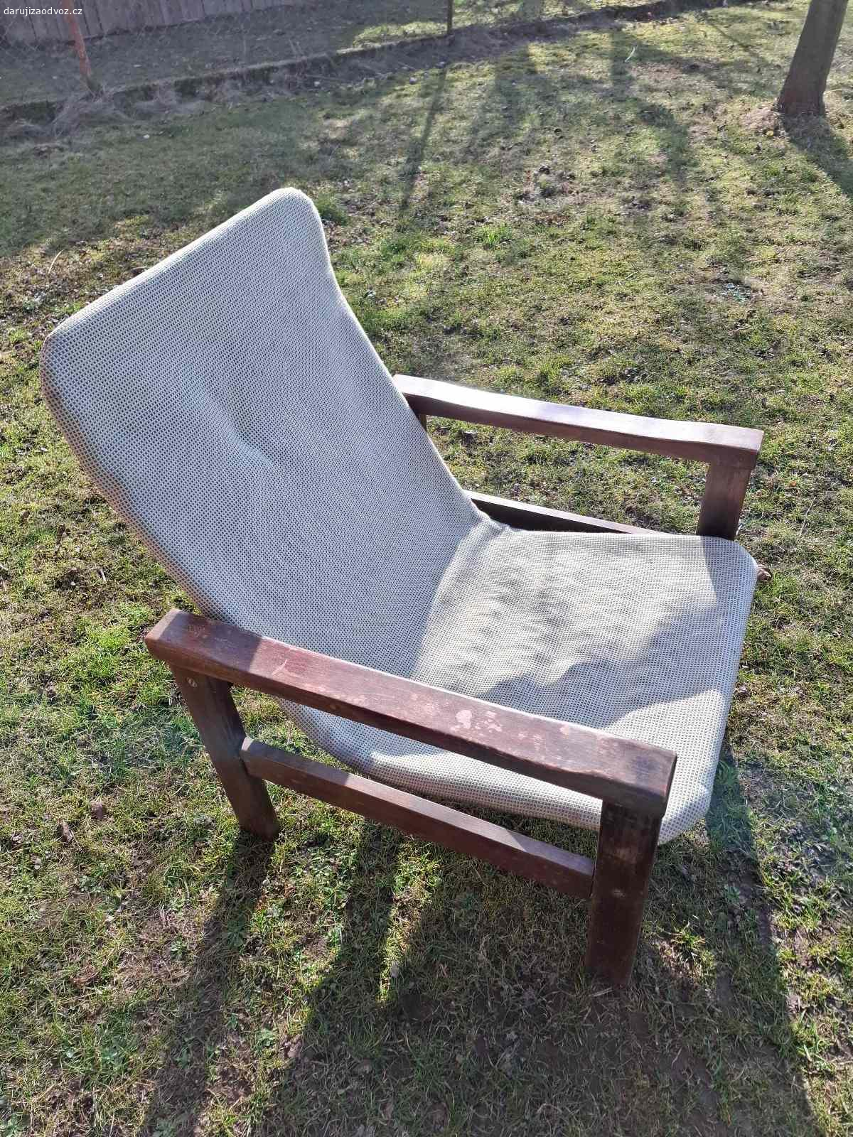 daruji trojsedačku  a křeslo. křeslo - je nutné opravit područku, je uvolněná
sedačka - je prasklý spodní rám (dočasně sešroubovaný), nutno opravit, polstry jsou samozřejmě 3