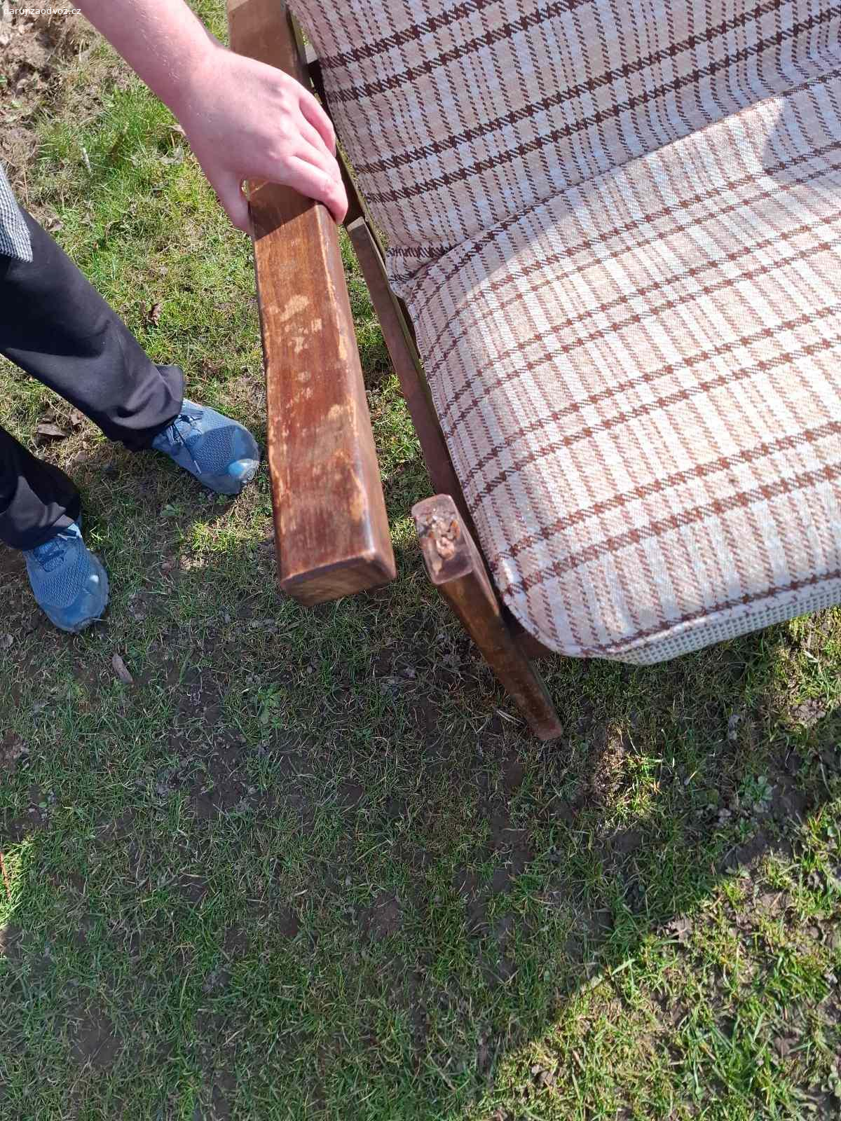 daruji trojsedačku  a křeslo. křeslo - je nutné opravit područku, je uvolněná
sedačka - je prasklý spodní rám (dočasně sešroubovaný), nutno opravit, polstry jsou samozřejmě 3