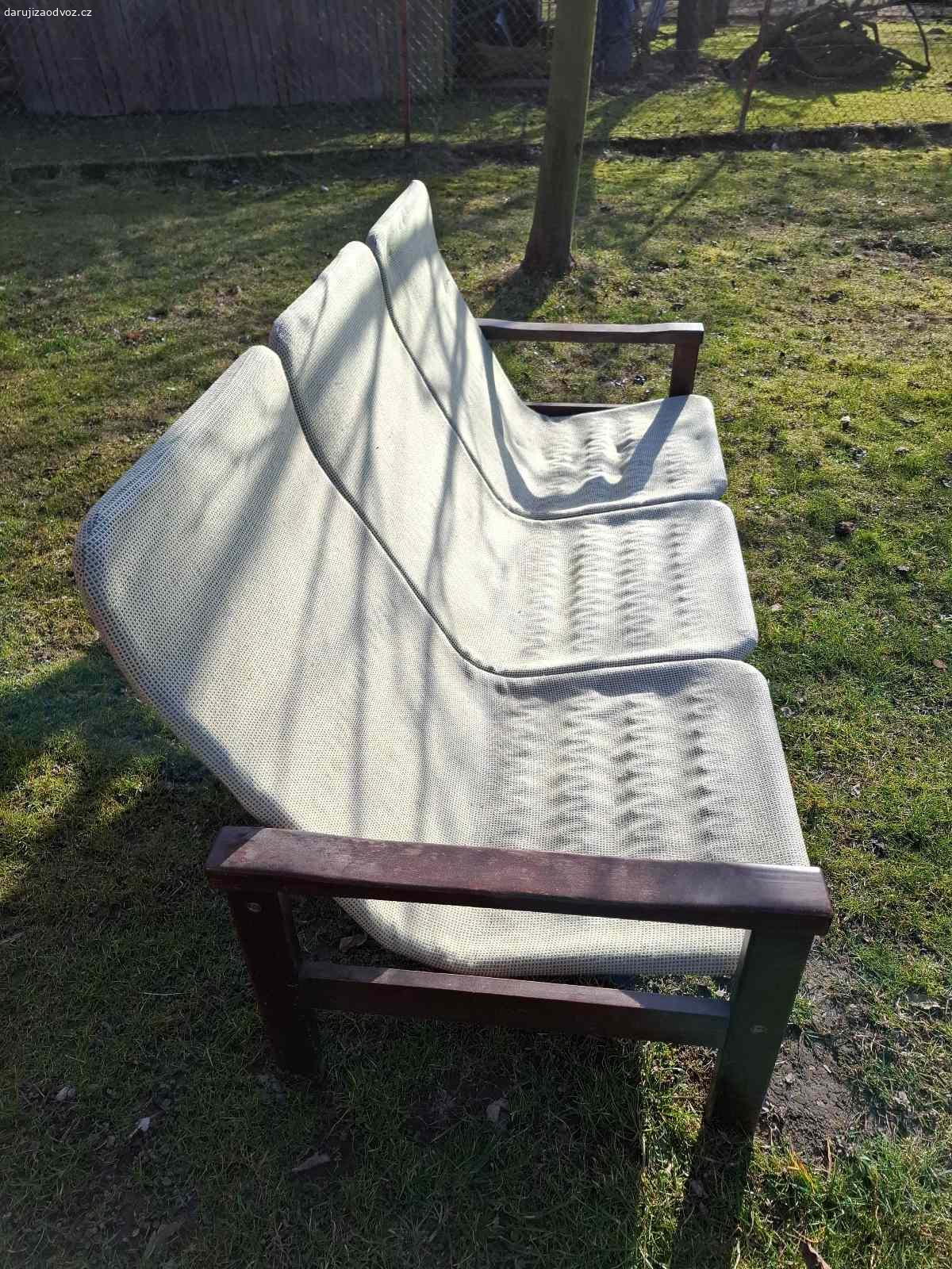 daruji trojsedačku  a křeslo. křeslo - je nutné opravit područku, je uvolněná
sedačka - je prasklý spodní rám (dočasně sešroubovaný), nutno opravit, polstry jsou samozřejmě 3