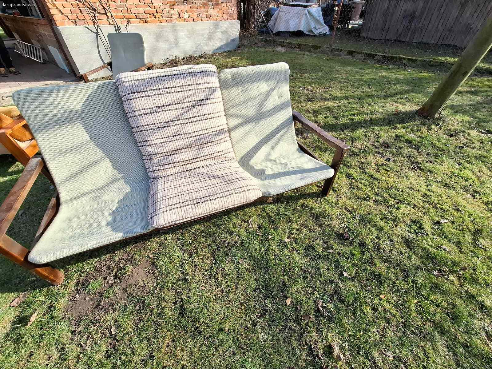 daruji trojsedačku  a křeslo. křeslo - je nutné opravit područku, je uvolněná
sedačka - je prasklý spodní rám (dočasně sešroubovaný), nutno opravit, polstry jsou samozřejmě 3