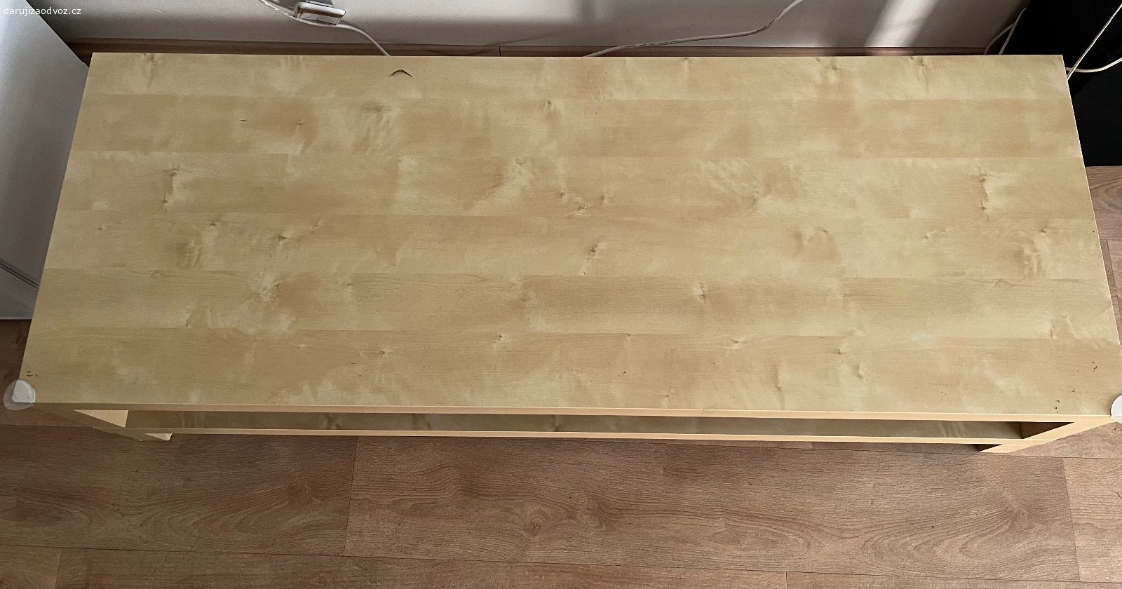 daruji TV stolek Ikea. Délka 160, šířka (hloubka) 35, výška 36 cm. V jedné části desky díra. Půjde opravit.
Vyzvednutí v Nuslích.
