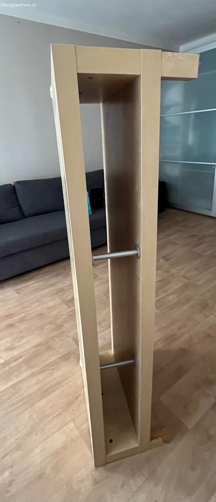 daruji TV stolek Ikea. Délka 160, šířka (hloubka) 35, výška 36 cm. V jedné části desky díra. Půjde opravit.
Vyzvednutí v Nuslích.