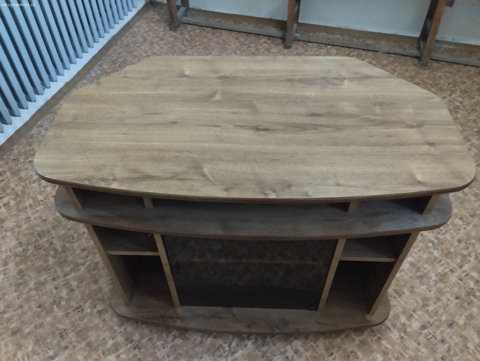 Daruji tv.stolek Š 100 cm V 79 H. Televizní stolek na kolečkách