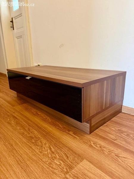 Daruji TV stolek. TV stolek/skrinka za odvoz
Barva orech a cerne sklo
Rozmery 104 x 50 x 32 cm
Vysuvny suplik rozdeleny na dva oddily
Praha 10, 3.patro bez vytahu