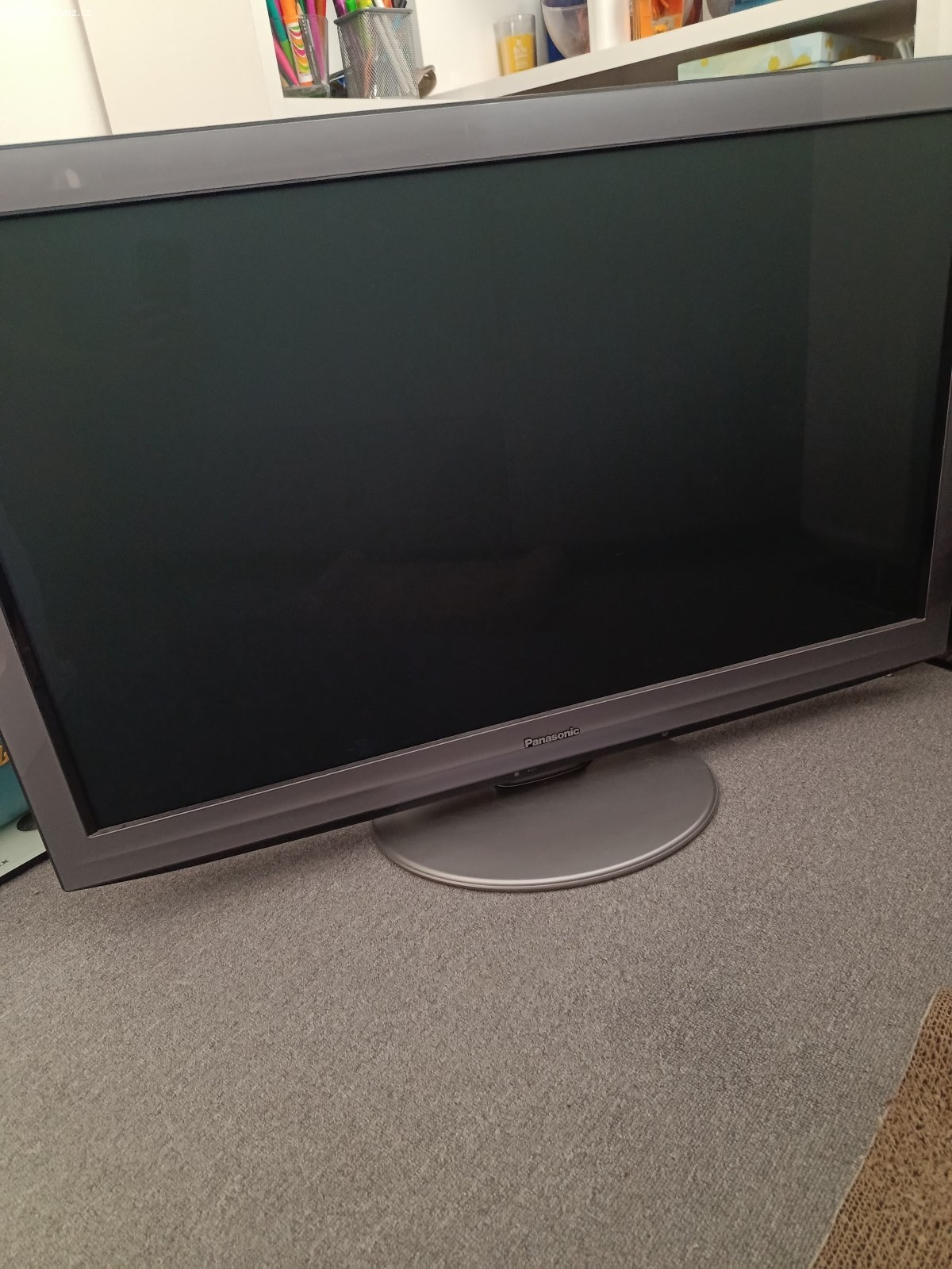 Daruji TV. Za odvoz starší, plně funkční TV Panasonic. Š -103 cm,  V - 70 cm (vč. stojanu), H -7 cm. V bez stojanu - 64 cm. Otočný středový stojan.