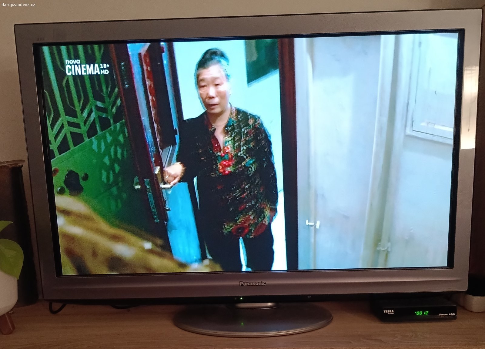 Daruji TV. Za odvoz starší, plně funkční TV Panasonic. Š -103 cm,  V - 70 cm (vč. stojanu), H -7 cm. V bez stojanu - 64 cm. Otočný středový stojan.