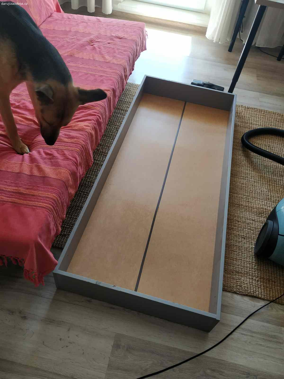 Daruji úložný prostor pod gauč nebo postel. Původně z IKEA a pod gauč, ale vlezl se i pod postel, když bylo potřeba. Rozměry: výška 16 cm, šířka (hloubka) 69 cm, délka 165 cm.