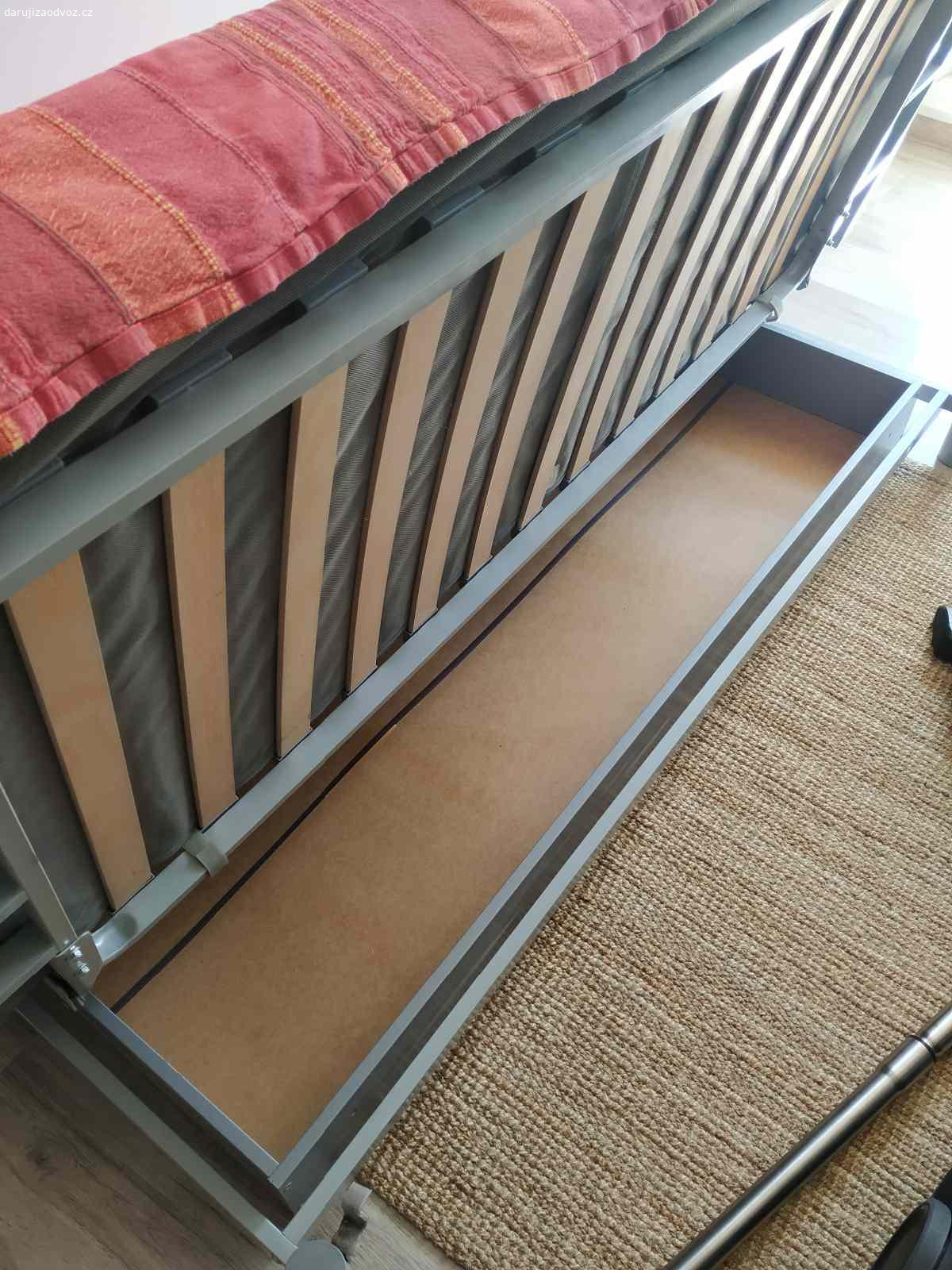 Daruji úložný prostor pod gauč nebo postel. Původně z IKEA a pod gauč, ale vlezl se i pod postel, když bylo potřeba. Rozměry: výška 16 cm, šířka (hloubka) 69 cm, délka 165 cm.