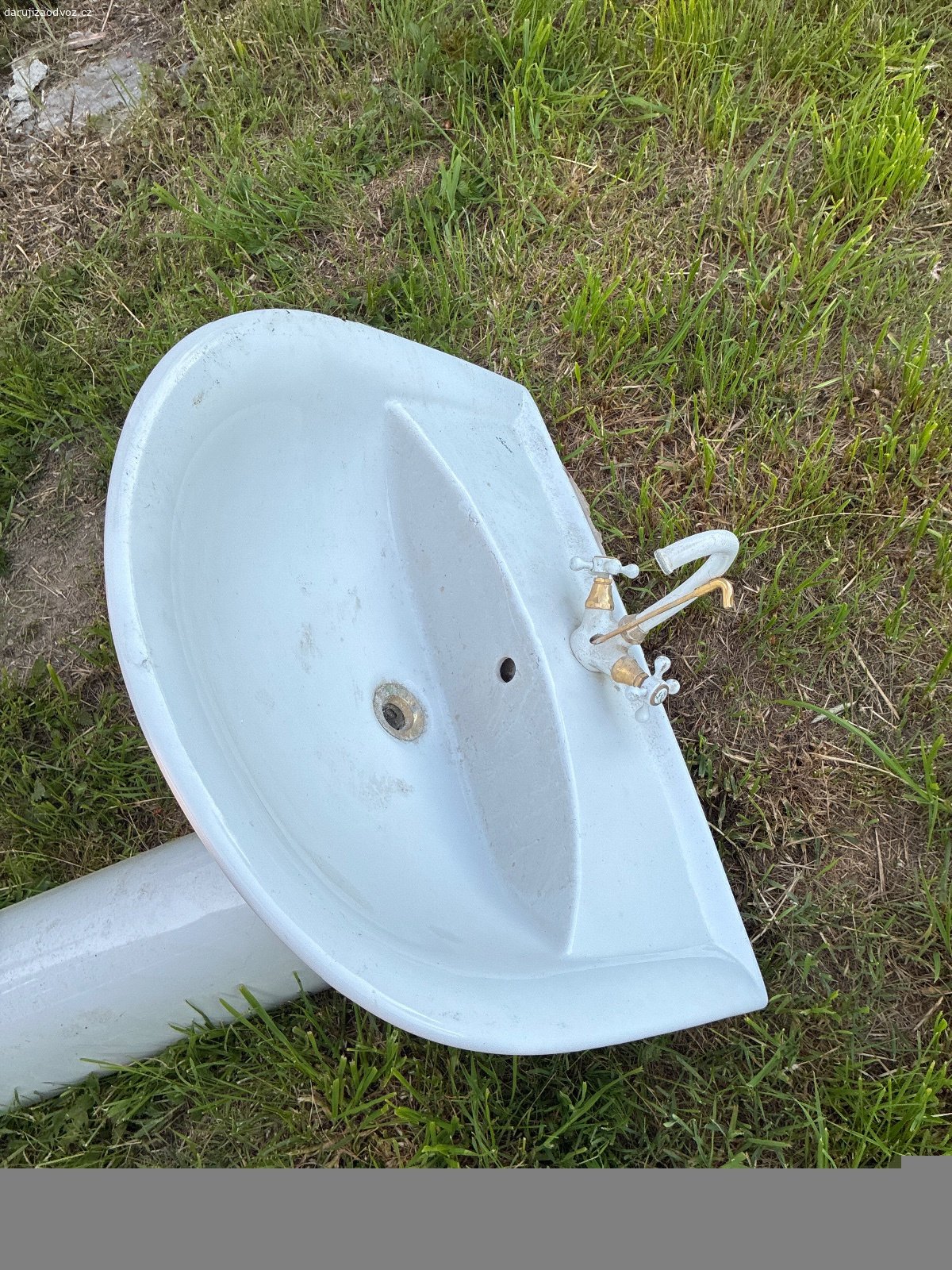 Daruji umyvadlo s keramickou nohou a baterií. Daruji za odvoz umyvadlo 70x54. Nepoškozené, potřeba vyčistit