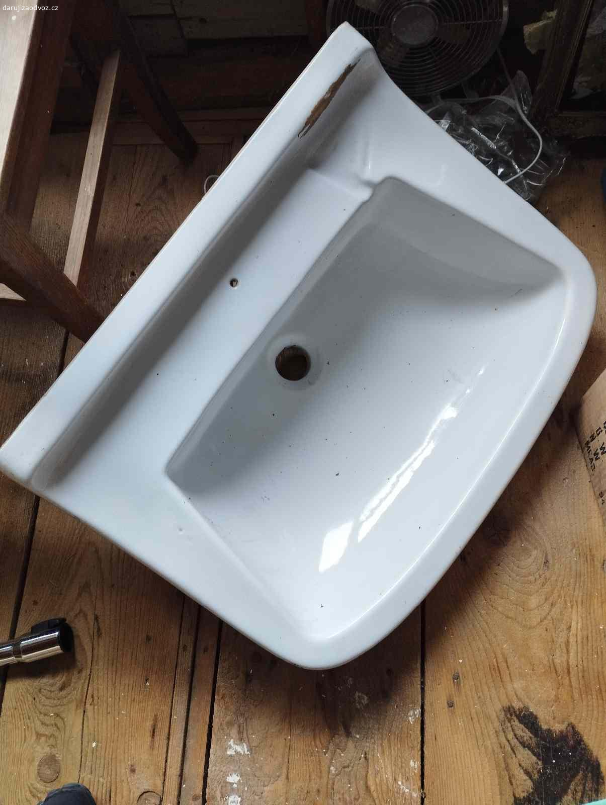 Daruji umyvadlo. Daruji umyvadlo..hloubka 50 cm, šířka 65 , flek na fotce je pouze stará lepenka,půjde snadno odstranit.