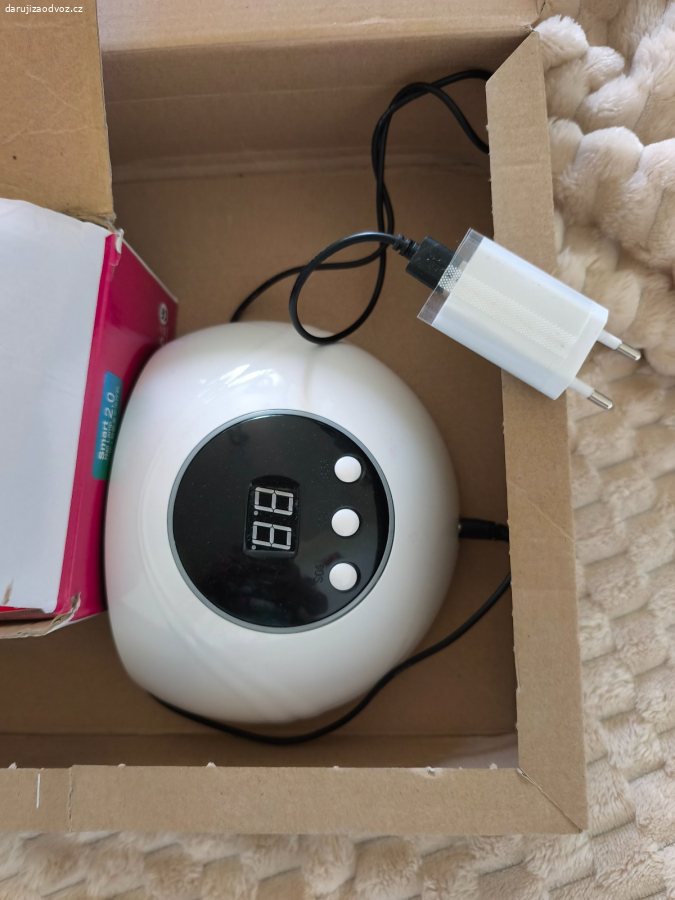 Daruji UV lampu na nehty