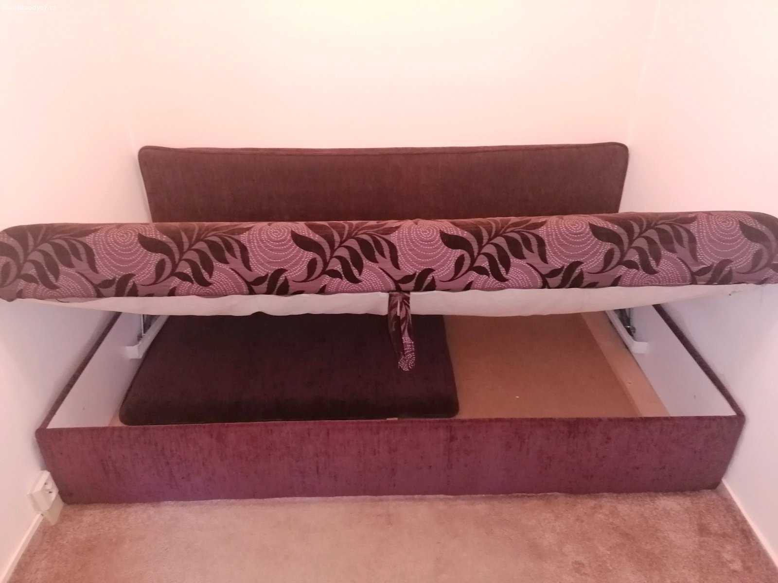 daruji válendu 120x200cm. Daruji celočalouněnou válendu s úložným prostorem se dvěmi čalouněnými čely do L. Nutno rozmontovat a vystěhovat vlastními silami - 2. patro s výtahem. Používaný po předchozím majiteli. Praha 21