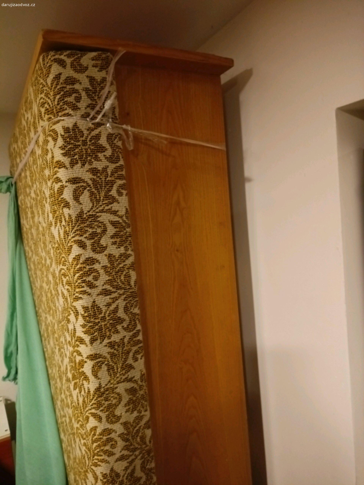 Daruji válendu. Daruji válendu v dobrém stavu s krásným čalouněním. 90x200