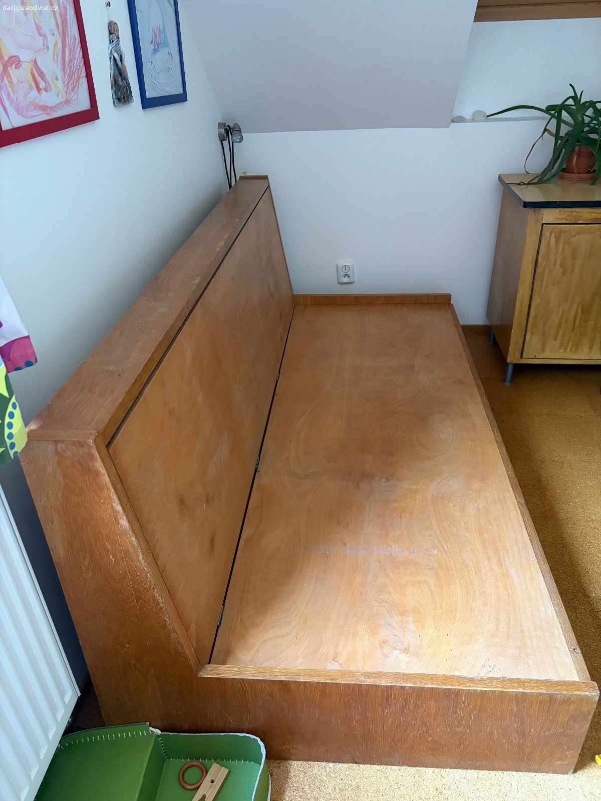 Daruji válendu. Délka 200 cm, výška 79 cm, hloubka 93 cm.