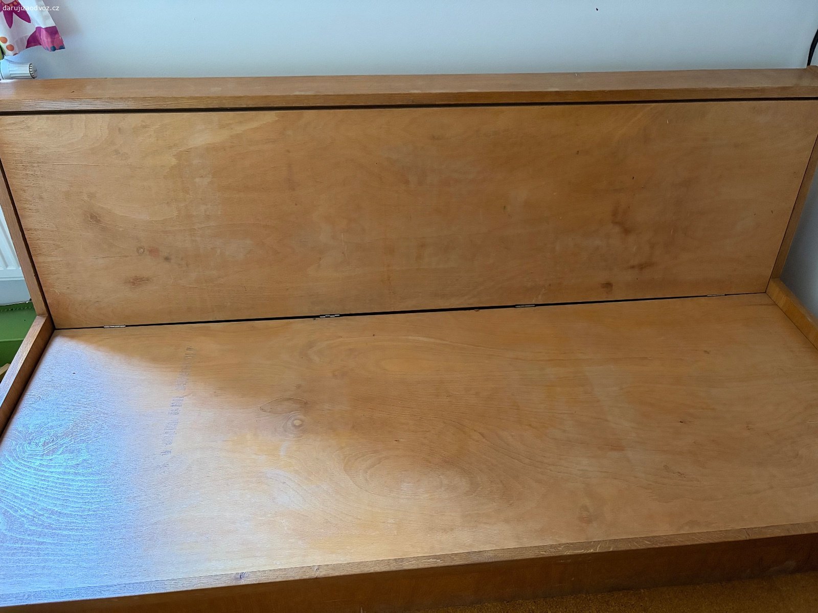 Daruji válendu. Délka 200 cm, výška 79 cm, hloubka 93 cm.