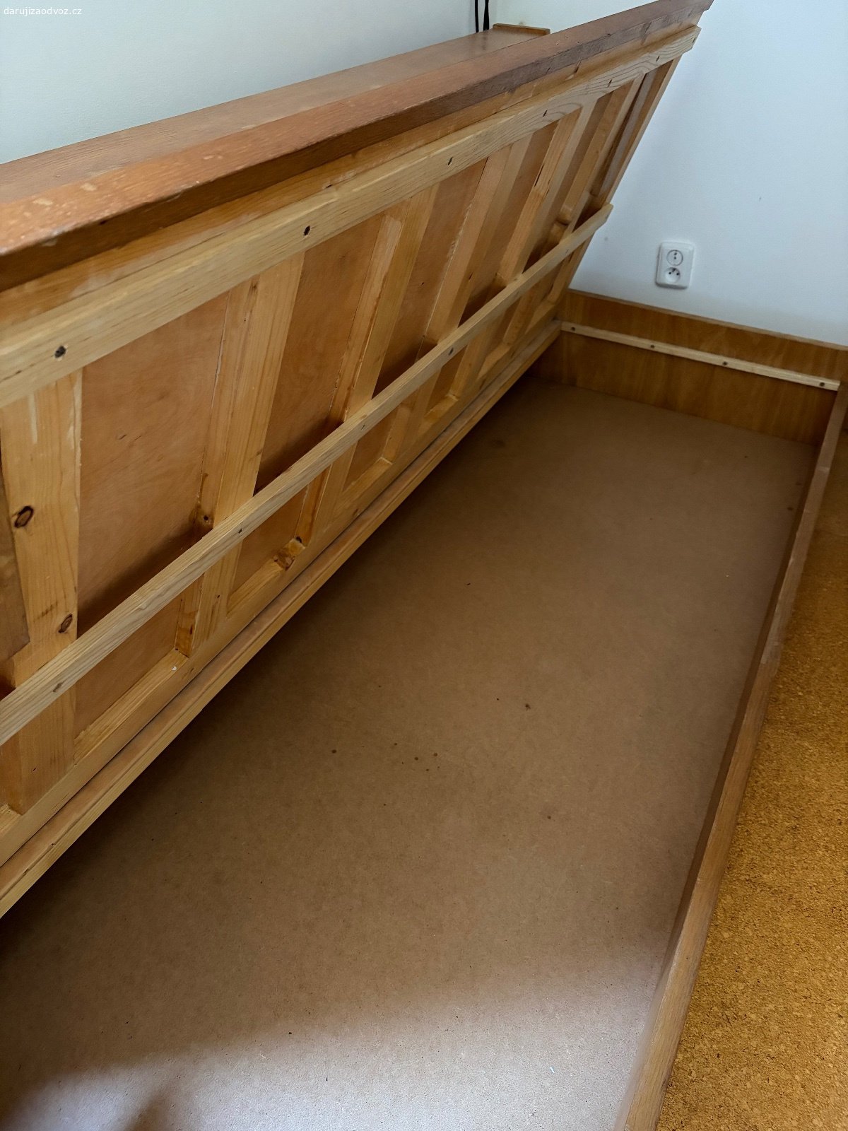 Daruji válendu. Délka 200 cm, výška 79 cm, hloubka 93 cm.