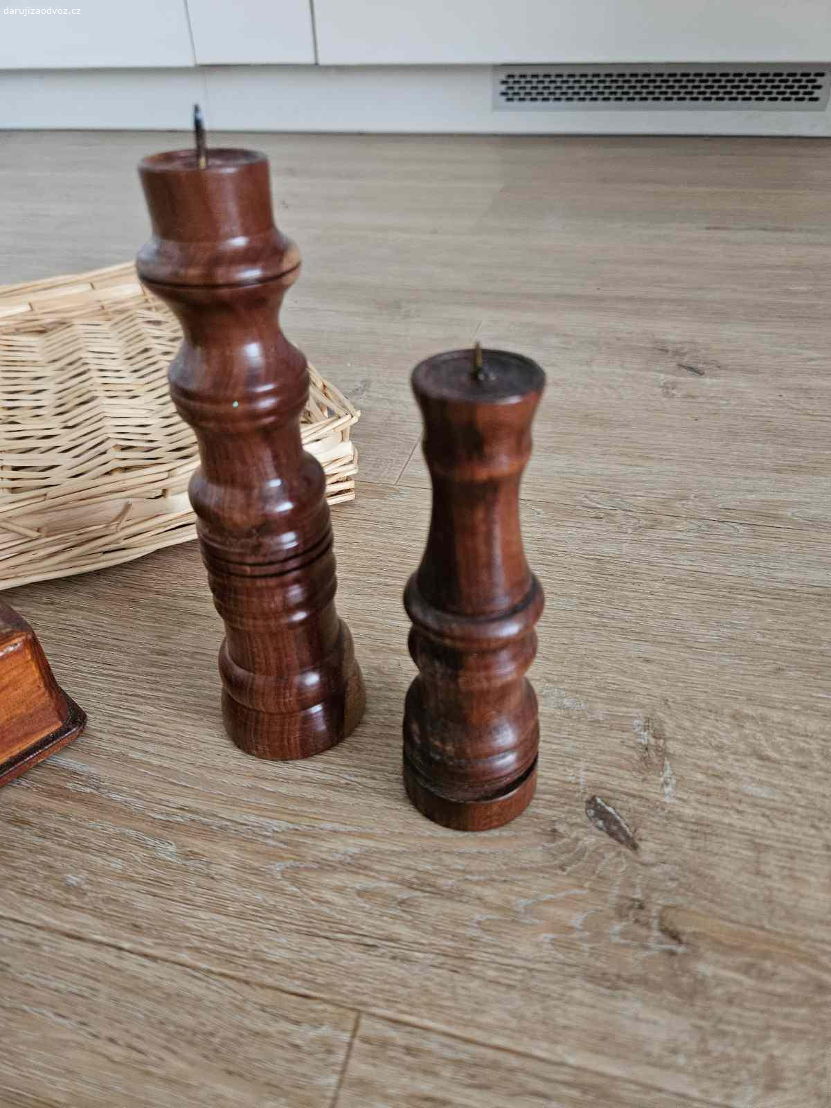 Daruji vanocni dekorace. Pouze osobni prevzeti, neposilam.

Stojan na vanocni stromek, 2x svicen, prouteny tac.