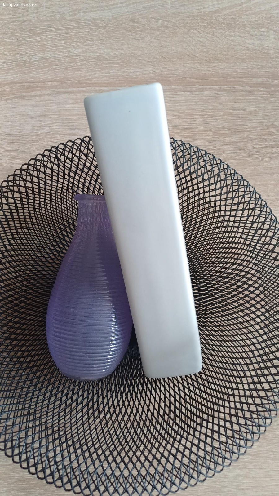 Daruji věci k dekoraci. Daruji dvě menší vázičky (sklo a porcelán). Bílá bude potřebovat uvnitř vyčistit...
Drátěnou misku (např. na ovoce) a keramický tác.

Pouze osobní předání v Plzni na Bolevci.