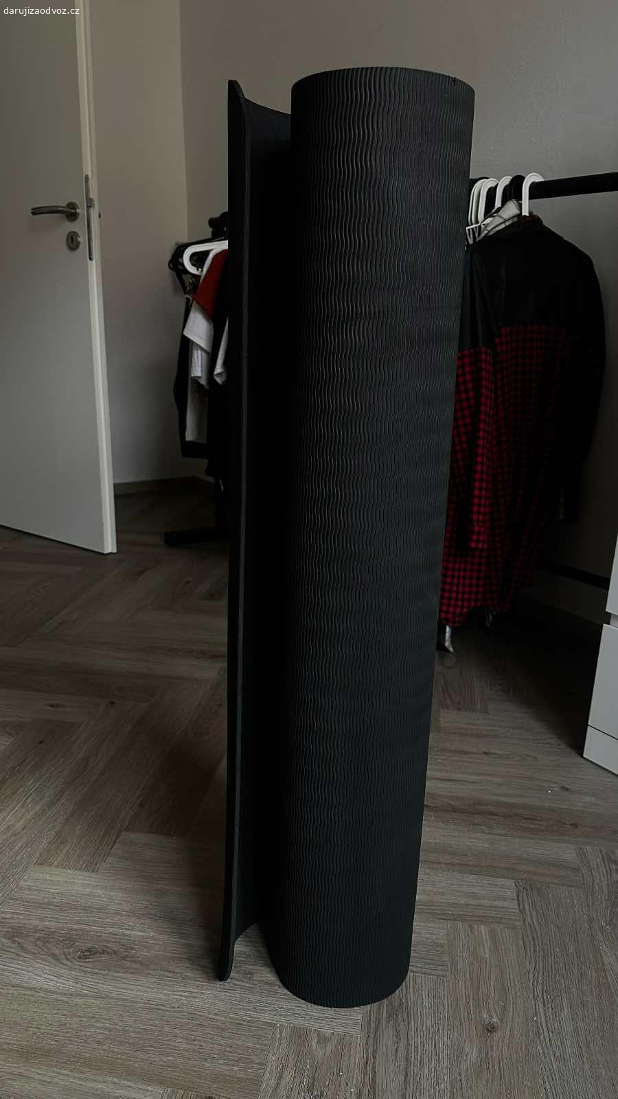 REZERVACE! Daruji velkou podložku na cvičení. Předávám dál z důvodu stěhování a redukce věcí. Podložka použita párkrát. Stav odpovídá fotografiím. 
K odběru v centru Hradce Králové. Pro zájem prosím volejte.