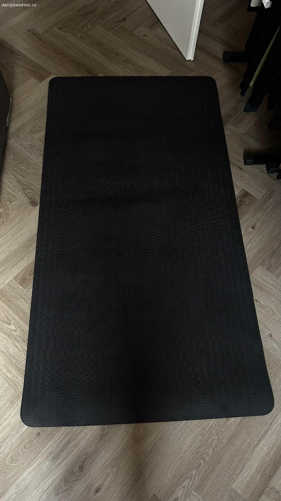 REZERVACE! Daruji velkou podložku na cvičení. Předávám dál z důvodu stěhování a redukce věcí. Podložka použita párkrát. Stav odpovídá fotografiím. 
K odběru v centru Hradce Králové. Pro zájem prosím volejte.