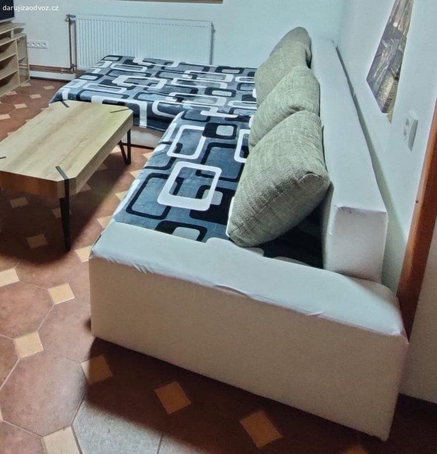 Daruji velkou pohovku do L. Daruji velkou pohovku do písmene L.
Je už starší, ale třeba někomu ještě poslouží na případné přespání. Na dvou místech propálení od cigarety po minulém majiteli. Opěrné polštáře v pořádku. Úložný prostor.
Je to koženka, ne kůže.
Oloupaná místa jsem prelepila novou koženkou, ale i tak se už odlepuje. 
Rozměry cca 200 x 300cm.
Pohovka je ve dvou kusech.

Odvoz vlastní a co nejdříve.
Ideálně tento pátek.
Další info a fotky jsou možné ve čtvrtek.
Na fotce je deka, ale pohovka má stejnou barvu jako opěrné polštáře.

!! Ještě jednou upozorňuji, že pohovka není nová a má vady .
