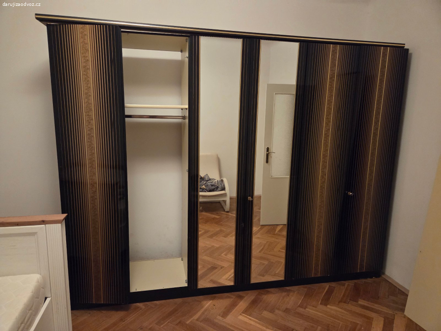 Daruji velkou šatní skříň za odvoz | Spěchá to