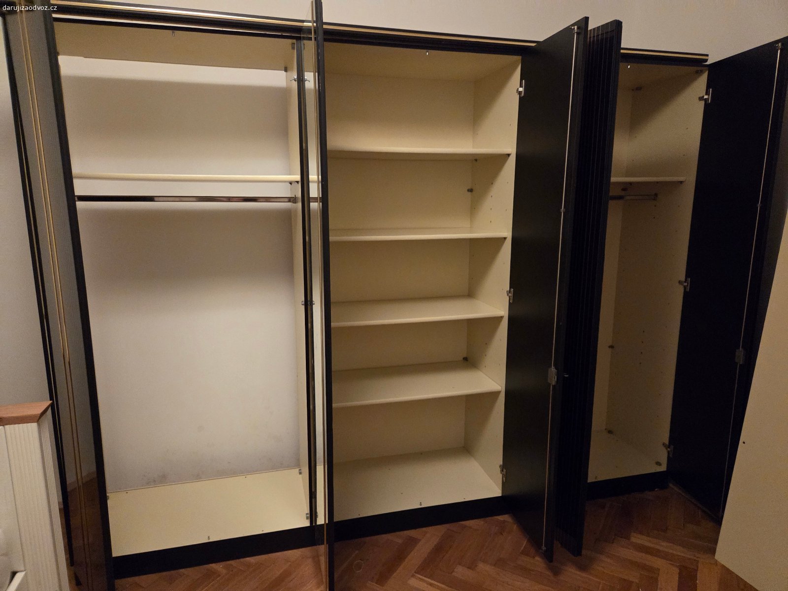 rozlozeno -Daruji velkou šatní skříň. Nechám za odvoz starou šatní skříň. Rozměry jsou asi přibližně 220cm na výšku a 280cm na šířku (měřeno mobilem). Levý zadní panel je jen sundaný, ale dveře nalevo nedrží kvůli plastovým držákům které jdou vidět na fotce č.8.skříň už je rozložená. 

Nabídka se nachází na Praze 3 - Žižkov, Ambrožova 1824/11. Byt je v přízemí, hned u hlavního vchodu. Možnost i stěhování přes okno.

Nutně potřebuji vyklidit byt do úterý večer. 

Preferuji komunikaci přes SMS nebo E-Mail, jelikož mám děravou hlavu, takže mám ráda záznam konverzace . Ale můžete samozřejmě i volat