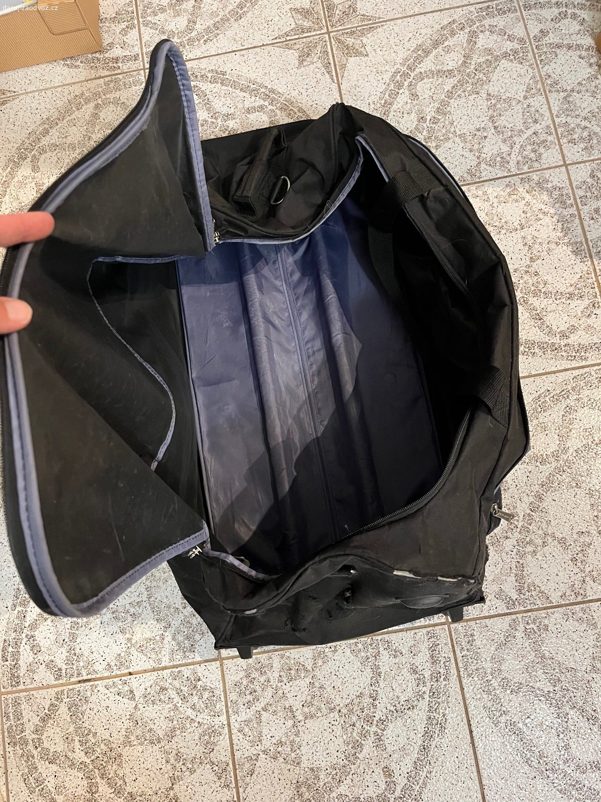 Daruji velkou tašku na kolečkách. Daruji velkou černou tašku na kolečkách, dlouhá asi 78 cm. Velmi praktická, pokud nechcete táhnout krosnu nebo skladovat nestlačitelný kufr. Vše funguje bezvadně (kolečka, zipy), pouze je na jednom konci trochu prodřená, viz foto. Osobní odběr Praha Opatov.