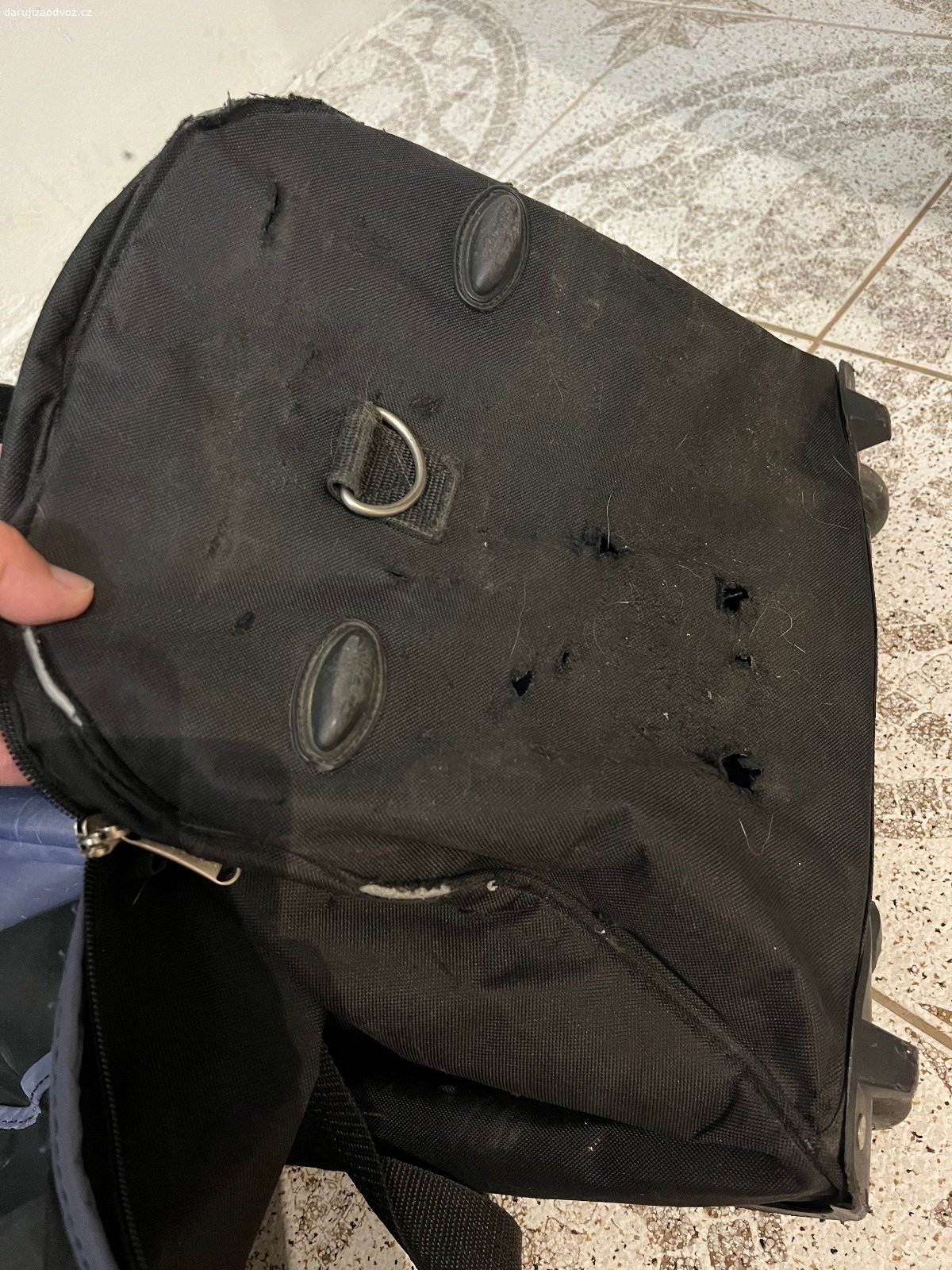 Daruji velkou tašku na kolečkách. Daruji velkou černou tašku na kolečkách, dlouhá asi 78 cm. Velmi praktická, pokud nechcete táhnout krosnu nebo skladovat nestlačitelný kufr. Vše funguje bezvadně (kolečka, zipy), pouze je na jednom konci trochu prodřená, viz foto. Osobní odběr Praha Opatov.