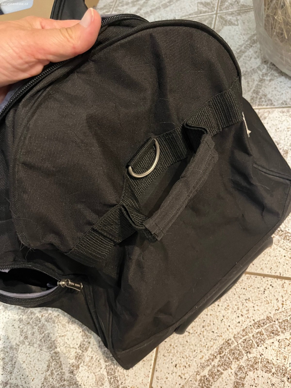 Daruji velkou tašku na kolečkách. Daruji velkou černou tašku na kolečkách, dlouhá asi 78 cm. Velmi praktická, pokud nechcete táhnout krosnu nebo skladovat nestlačitelný kufr. Vše funguje bezvadně (kolečka, zipy), pouze je na jednom konci trochu prodřená, viz foto. Osobní odběr Praha Opatov.