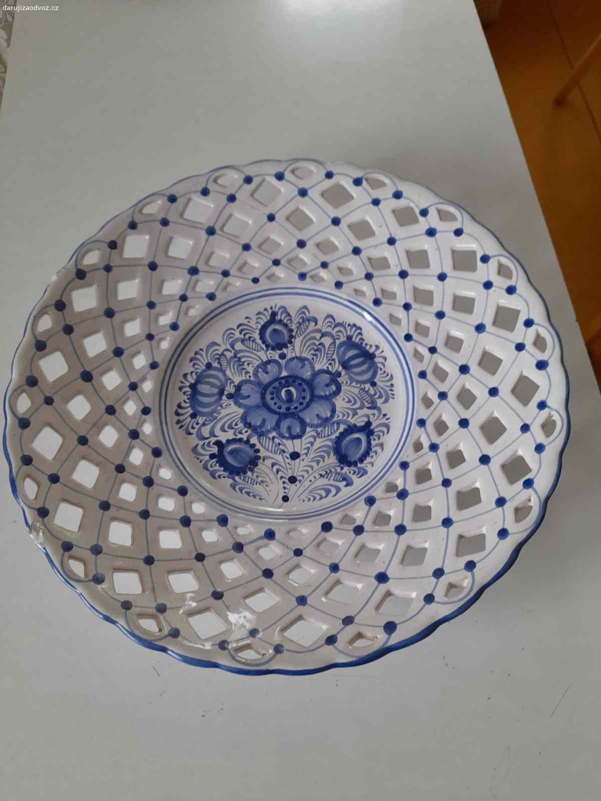 Daruji velký keramický talíř - podnos MODRA. Daruji za odvoz tento keramický talíř., má průměr 31cm. Má malý oťuk, může se i zavěsit. Odběr kousek od brněnské přehrady.