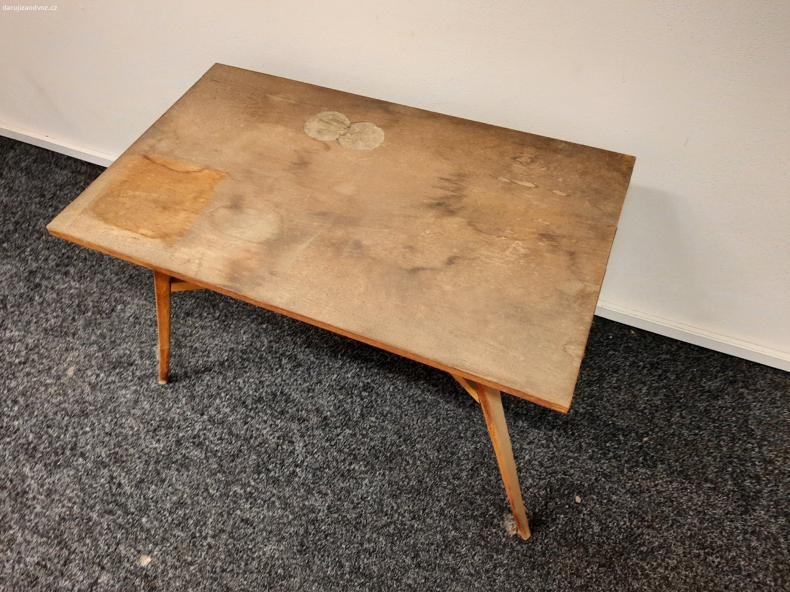 Daruji venkovni stolek. Daruji venkovní stolek o rozměrech 50 x 80 cm.