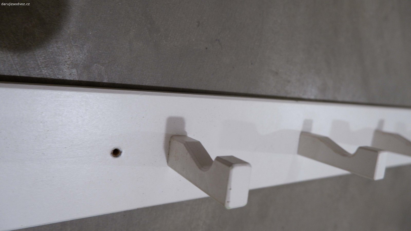 Daruji Věšák ikea. Materiál dřevo, připevnění na zeď.