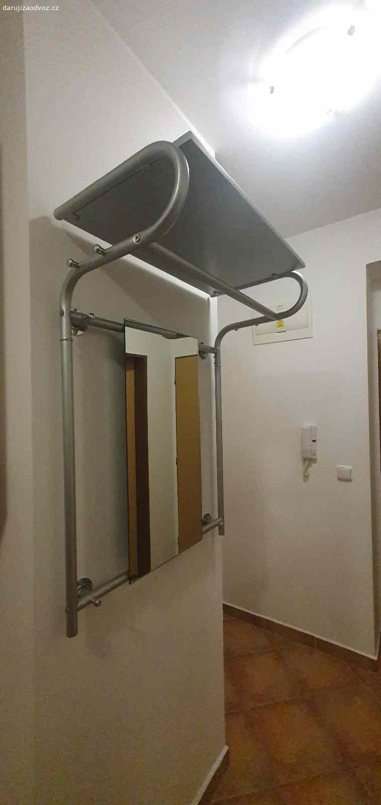 Daruji věšákovou stěnu se zrcadlem. Daruji vesakovou stěnu se zrcadlem, velké množství věšáčků + zrcadlo + horní police
Rozměry - 72 cm šířka, 100 cm výška