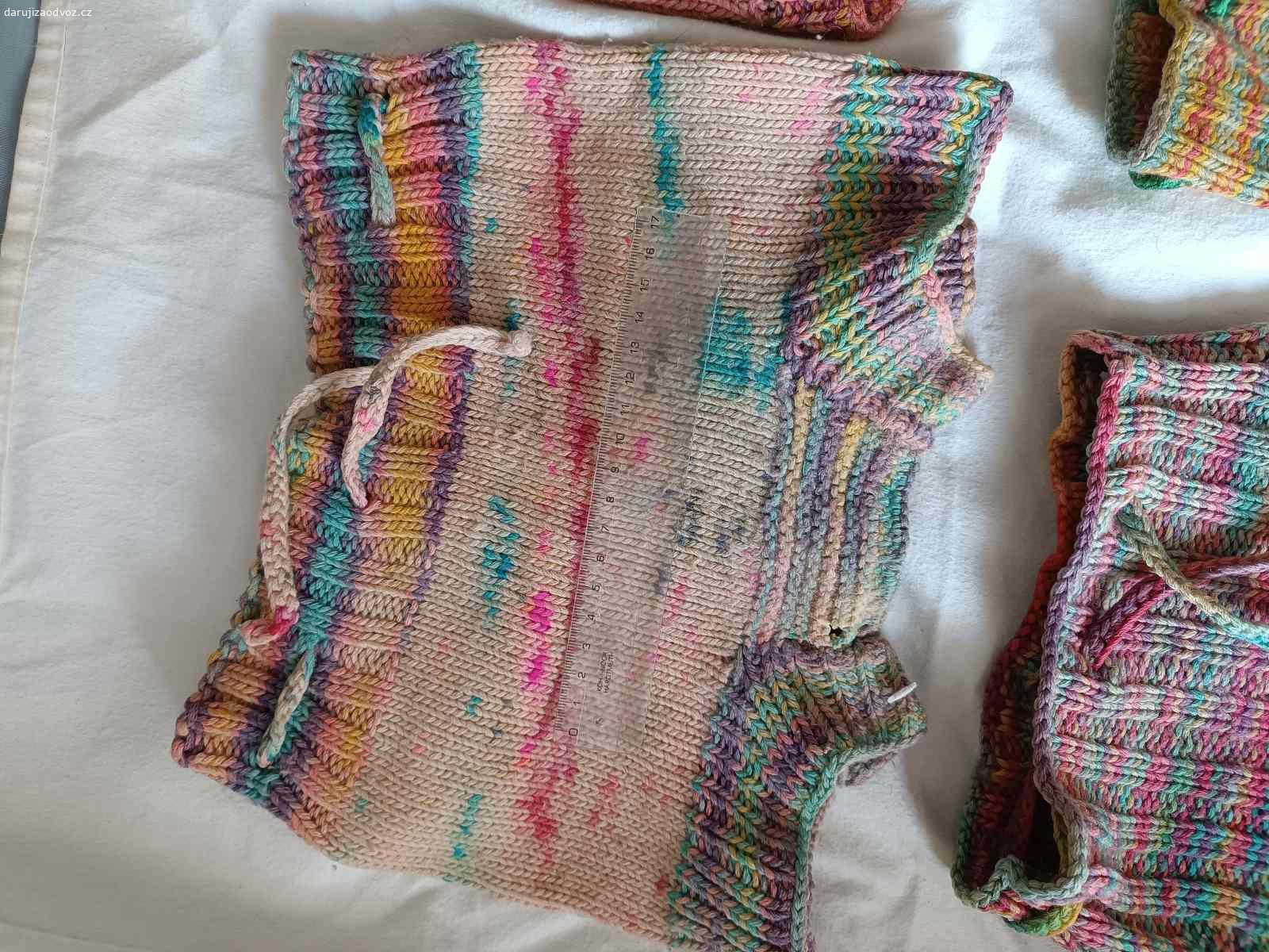 Daruji vlňáčky, vlněné svrchňáčky na pleny. Daruji vlňené svrchní kalhotky na pleny včetně lanolinu. Pletené z merino vlny. Za odvoz nebo poštovné.