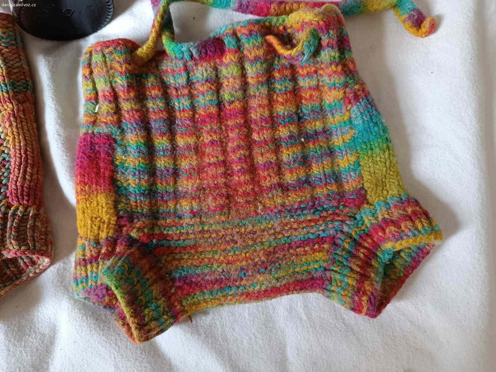 Daruji vlňáčky, vlněné svrchňáčky na pleny. Daruji vlňené svrchní kalhotky na pleny včetně lanolinu. Pletené z merino vlny. Za odvoz nebo poštovné.